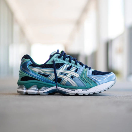 ASICS GEL-KAYANO 14 en couleur Minuit/Argent pur 👟